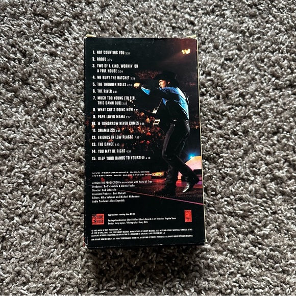 Vintage 1992 This is Garth Brooks Live Performance VHS Tape - Picture 2 of 4